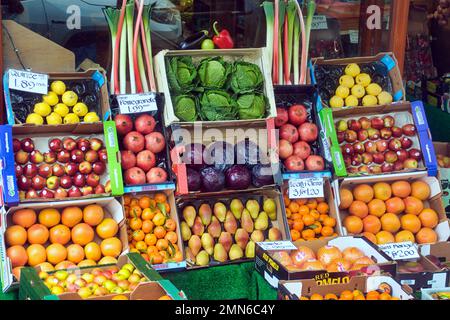 esposizione di frutta e verdura Foto Stock