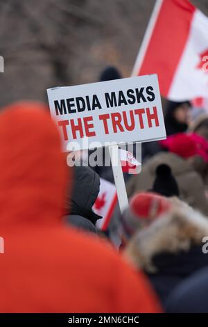 Le persone si riuniscono ad una protesta contro la maschera e il vaccino covid-19. Folle di persone che si radunano per le strade di Toronto, Ontario Canada, al Queen's Park. Foto Stock