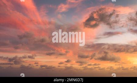 Spettacolare sfondo colorato del cielo del tramonto. Toni gialli rossi. Foto Stock