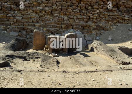 Il tempio funerario mortuario o santuario, la strada sopraelevata e il tempio a valle della piramide piegata del re Sneferu, Un esempio unico di prima piramide devel Foto Stock