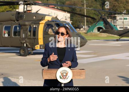 Il Vice Presidente degli Stati Uniti Kamala Harris ha tenuto un discorso alla zona smilitarizzata di Panmunjom, Corea del Sud, 29 settembre 2022. La visita alla DMZ faceva parte del primo viaggio di Harris in Corea del Sud. Foto Stock