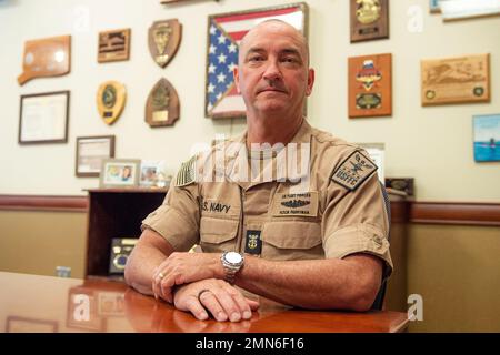 NORFOLK, Virginia (settembre 30, 2022) U.S. Fleet Forces il Capo della flotta John Perryman indossa il nuovo abbigliamento organizzativo in due pezzi della Marina. L'abbigliamento organizzativo in due pezzi inizierà a essere disfatto più avanti nel corso di quest'anno. Foto Stock