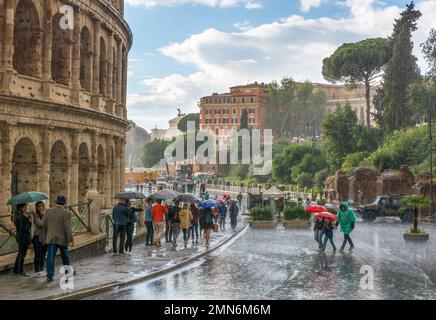 Roma, Italia - Ott 06, 2018: Heavy Rain, turisti sotto gli ombrelli, il Colosseo è il centro turistico di Roma. Foto Stock