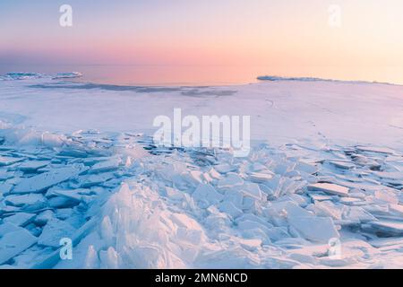 All'alba, copertura di ghiaccio sulla costa dei grandi Laghi - Lago Huron, Port Sanilac, Michigan, Stati Uniti Foto Stock