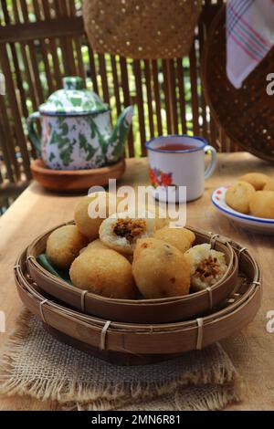 servizio di palle di manioca fritte ripieno di salsa di arachidi Foto Stock