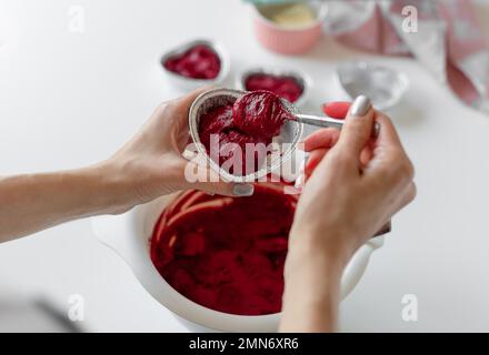 donna che cucina cupcakes per san valentino Foto Stock