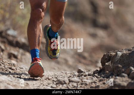 Primo piano delle scarpe da running in azione Foto Stock