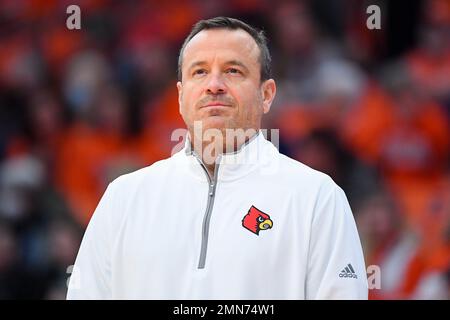 29 gennaio 2023: Jeff Walz, allenatore capo dei Louisville Cardinals, guarda prima di una partita di basket NCAA WomenÕs contro il Syracuse Orange domenica 29 gennaio 2023 al JMA Wireless Dome di Syracuse, New York. Rich Barnes/CSM Foto Stock