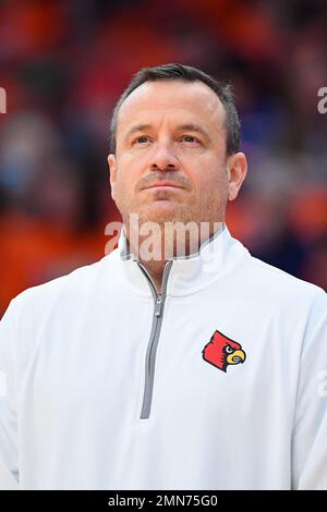 29 gennaio 2023: Jeff Walz, allenatore capo dei Louisville Cardinals, guarda prima di una partita di basket NCAA WomenÕs contro il Syracuse Orange domenica 29 gennaio 2023 al JMA Wireless Dome di Syracuse, New York. Rich Barnes/CSM Foto Stock