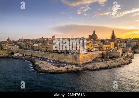 La Valletta, Malta vista aerea del drone al centro storico al tramonto. Foto Stock