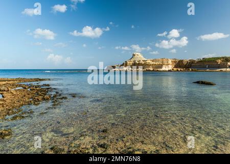 Xwejni Bay a Malta. Spiaggia incontaminata e formazioni rocciose. Foto Stock