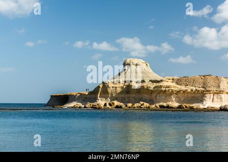 Xwejni Bay a Malta. Spiaggia incontaminata e formazioni rocciose. Foto Stock