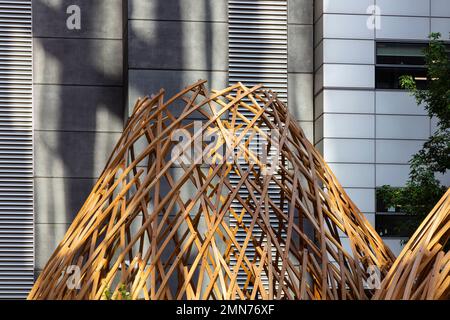 Il sole si riflette sui padiglioni in legno. Osnaburgh Pavilion a Regents Place, Londra, Regno Unito. Architetto: NEX, 2022. Foto Stock