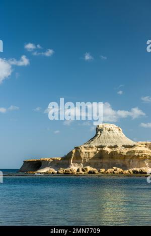 Xwejni Bay a Malta. Spiaggia incontaminata e formazioni rocciose. Foto Stock