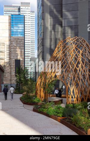 Vista che guarda verso la Torre Euston con il sole forte. Osnaburgh Pavilion a Regents Place, Londra, Regno Unito. Architetto: NEX, 2022. Foto Stock