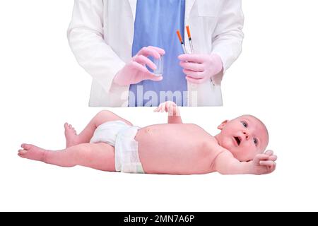 Il medico usa una siringa per iniettare un neonato, isolato su sfondo bianco. Un infermiere in uniforme si sta preparando a vaccinare un bambino. Bambino di età tw Foto Stock