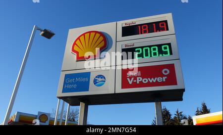 Gennaio 29 2023 - i prezzi del carburante della stazione di servizio Shell a Vancouver, British Columbia Canada Foto Stock
