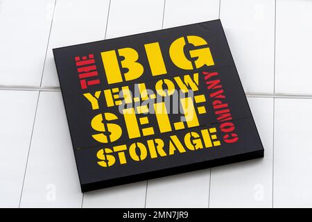 Il segno e il logo della Big Yellow Self Storage Company sull'edificio di stoccaggio, Camberley, Inghilterra, Regno Unito Foto Stock