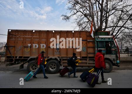 Srinagar, India. 29th Jan, 2023. I turisti indiani camminano su una strada chiusa per i veicoli davanti a Bharat Jodo Yatra a Srinagar. Il partito del Congresso sta intraprendendo il 'Bharat Jodo Yatra' di 3.570 km che ha cominciato a Kanyakumari il 7 settembre 2022, e si concluderà a Srinagar il 30 gennaio 2022, coprendo 12 stati in 150 giorni a piedi. (Foto di Mubashir Hassan/Pacific Press/Sipa USA) Credit: Sipa USA/Alamy Live News Foto Stock