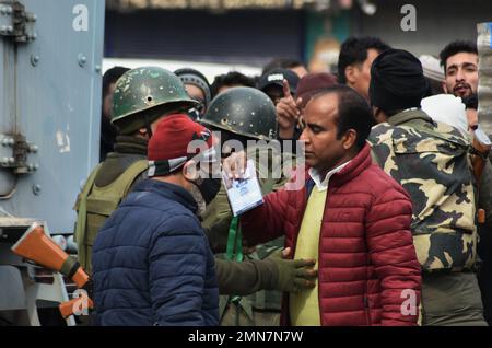 Srinagar, India. 29th Jan, 2023. La gente ha limitato, durante una 'marcia dell'India Unite' di 5 mesi, a Srinagar, Kashmir controllato indiano, domenica 29 gennaio 2023. Il trekking a livello nazionale, che ha avuto inizio dalla punta più meridionale dell'India, il 7 settembre, si prevede che attraverserà 3.570 chilometri (2.218 miglia) e attraverserà 12 stati prima di finire nel Kashmir controllato dall'India. (Foto di Mubashir Hassan/Pacific Press/Sipa USA) Credit: Sipa USA/Alamy Live News Foto Stock