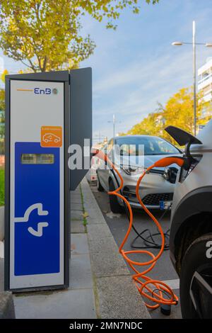 Stazione e-mobility, strada federale B27a, Theodor-Heuss-Strasse, centro città Stoccarda, Baden-Württemberg, Germania meridionale, Europa Foto Stock