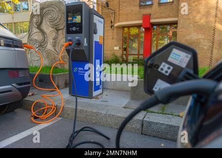 Stazione e-mobility, strada federale B27a, Theodor-Heuss-Strasse, centro città Stoccarda, Baden-Württemberg, Germania meridionale, Europa Foto Stock