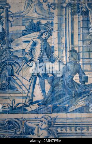 Camici, cappelli a tricorno e ginocchia: Due giovani intelligenti 1700s uomini, che chiacchierano in un giardino del palazzo, raffigurati in piastrelle blu e bianco azulejos muro all'interno della Gruta dos Banhos, l'acqua o la Grotta di bagno aggiunto al cortile centrale Pátio inizio 1400s all'interno del palazzo reale estivo Palácio Nacional a Sintra, Portogallo. Foto Stock