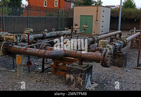 Vecchia infrastruttura di fornitura di gas Transco, tubi e valvole della rete nazionale, Bradshaw Lane, Thelwall, South Warrington, Cheshire, INGHILTERRA, REGNO UNITO, WA4 2NL Foto Stock