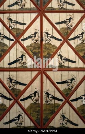 Il soffitto dipinto della Sala dei Magpies o Sala das Pegas nella Palácio Nacional, l'ex palazzo reale estivo portoghese a Sintra, presenta 136 magpie dipinte - forse simboleggiano 136 Signore della corte portoghese che chiacchierano e gottolavano su re Giovanni i baciando una signora in attesa. Le rose tenute nei loro artigli possono simboleggiare il suo matrimonio con la filippina di Lancaster in Inghilterra. Foto Stock