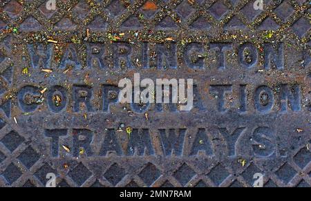 Una griglia in ghisa, con la scritta Warrington Corporation Tramways. Stockton Heath, South Warrington , Cheshire, Inghilterra, Regno Unito, WA4 6HN Foto Stock