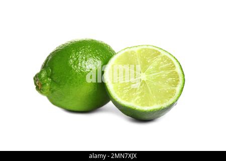 Lime fresche verdi mature isolate su bianco Foto Stock