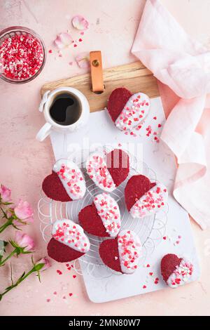 Biscotti rossi di velluto o brownie a forma di cuore in glassa di cioccolato  su uno sfondo rosa romantico. Dessert per San Valentino, la mamma o la donna  Foto stock - Alamy