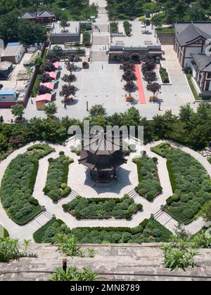 Vista aerea dalla Pagoda da Yan / da Tan / Popular; 'Giant Wild Goose' che guarda giù sui terreni circostanti, giardini, parchi ed edifici religiosi del Tempio di Daci'en, un tempio buddista nel quartiere di Yanta, Xian, Cina (125) Foto Stock