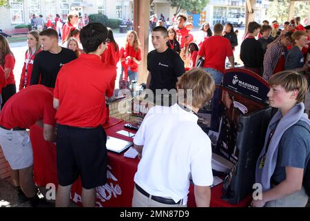 U.S. Marine Corps PFC. Tanner Dotson, laureato nel 2022 alla Ruston High School, parla con gli studenti durante una sfida di pull up tenuta dai Marines alla Ruston High School di Ruston, Louisiana, 30 settembre 2022. I Marines hanno tenuto una sfida di pull up per vedere se la Ruston High School potesse fare collettivamente più pull up della Neville High School. La sfida pull up fa parte della Great American Rivalry Series, ospitata da Brainbox Intelligent Marketing e mette in evidenza le migliori rivalità calcistiche delle scuole superiori a livello nazionale. Dotson si è laureato e si è guadagnato il titolo United States Marine a Marine Corps Recruit Depot Parris Island Foto Stock