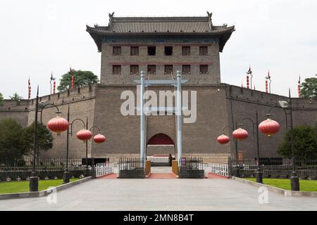 Sezione pesantemente restaurata delle fortificazioni di Xi'an, conosciuta anche come Mura della città di Xian, completa di una torre di guardia del castello, il cui accesso è sopra un ponte levatoio abbassato sopra il fossato d'acqua. Cina. PRC. Foto Stock