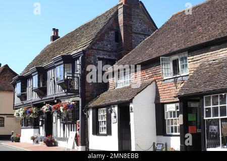 Lo Star boutique hotel con la sua facciata C15th & travi medievali è stato originariamente un ostello religioso costruito nel 1345, Alfriston, High Street, Sussex, Foto Stock