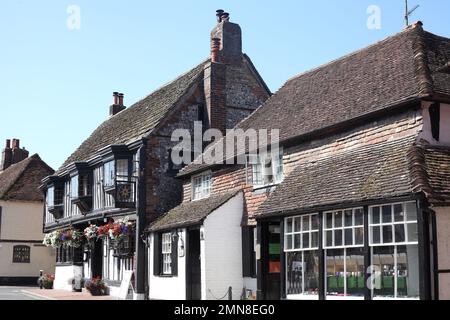 Lo Star boutique hotel con la sua facciata C15th & travi medievali è stato originariamente un ostello religioso costruito nel 1345, Alfriston, High Street, Sussex, Foto Stock