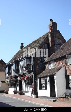 Lo Star boutique hotel con la sua facciata C15th & travi medievali è stato originariamente un ostello religioso costruito nel 1345, Alfriston, High Street, Sussex, Foto Stock