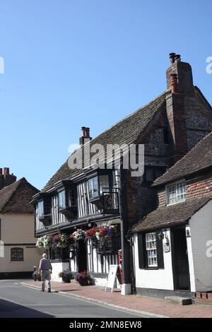 Lo Star boutique hotel con la sua facciata C15th & travi medievali è stato originariamente un ostello religioso costruito nel 1345, Alfriston, High Street, Sussex, Foto Stock