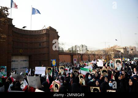 Teheran, Iran. 24th Jan, 2023. Gli studenti dimostranti iraniani si riuniscono di fronte all'ambasciata francese a Teheran per protestare contro i cartoni animati pubblicati dalla rivista satirica francese Charlie Hebdo, che il lampoon iraniano dei chierici al governo, Iran (Photo by Sobhan Farajvan/Pacific Press/Sipa USA) Credit: Sipa USA/Alamy Live News Foto Stock