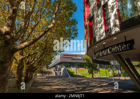 Mercedes-Benz Center e Porsche Arena, Untertürkheim, Benzviertel, Mercedesstrasse, Stoccarda, Germania meridionale, Europa centrale Foto Stock