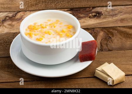 Cibo tipico colombiano - Mazamorra di mais Paisa con pasta di guava dolce Foto Stock