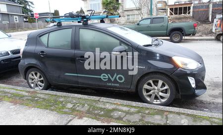 Vancouver, BC, gennaio 30 2023: Un'auto Evo condivisa Toyota Prius c parcheggiata in una strada residenziale a Vancouver, BC Canada Foto Stock