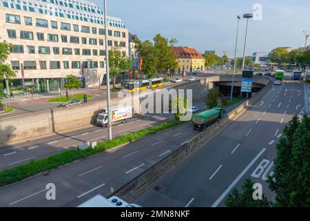 Traffico urbano interno sulla strada federale B14 vicino a Charlottenplatz, Stoccarda, Baden Württemberg, Germania meridionale, Europa centrale Foto Stock