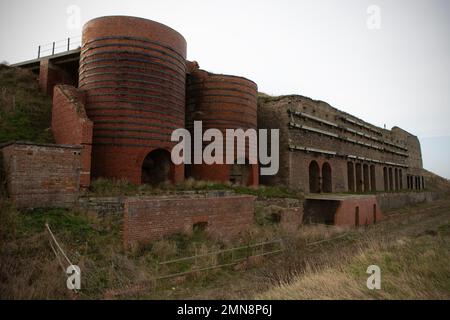 Limekilns che si affacciano sulla strada costiera a Marsden in South Shields. Il Pub Walk a South Shields, Contea di Durham - dal Marine Walk Car Park a Rok Foto Stock