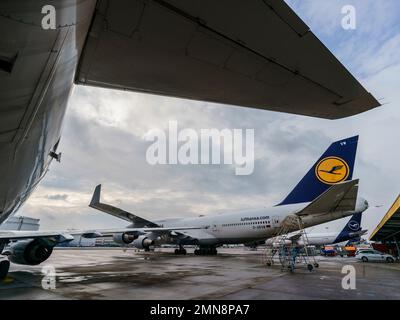 08 dicembre 2022, Hesse, Francoforte sul meno: Stand degli aerei Lufthansa davanti all'hangar di manutenzione Lufthansa Technik. Foto: Andreas Arnold/dpa Foto Stock