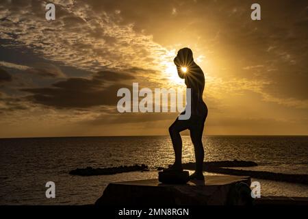 Denkmal am Mirador Javier Pérez Ramos an der Playa del Duque, Costa Adeje, Teneriffa, Kanarische Inseln, Spanien | Mirador Javier Pérez Ramos monum Foto Stock