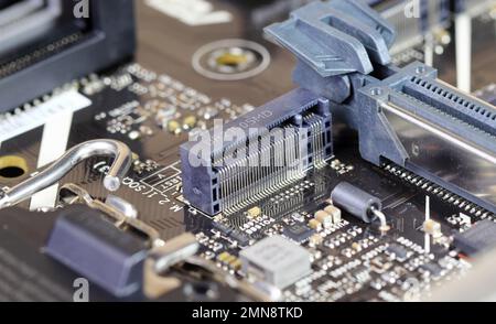 Primo piano dell'interfaccia del connettore PCIe M.2 per un moderno storage ssd ad alte prestazioni sui computer moderni. Foto Stock