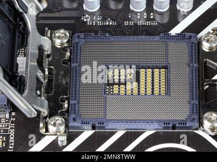 Socket cpu aperto sul socket 1700 della scheda madre moderna. Foto Stock