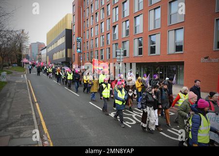 Centinaia di addetti all'assistenza presso la Leeds Beckett University e l'Università di Leeds in occasione di un'azione di sciopero a pagamento nel centro di Leeds. Amministratori, addetti alle pulizie, Foto Stock